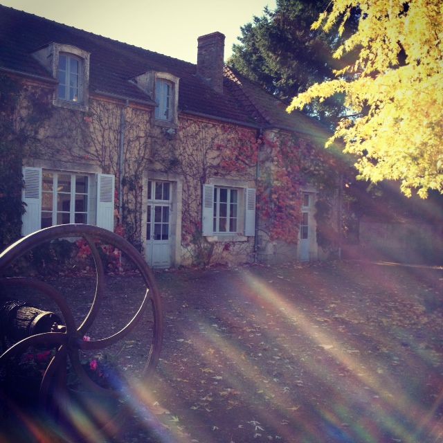 "Une longue maison rouge avec cinq portes vitrées, à l'entrée du bourg": la maison-école du Grand Meaulnes.