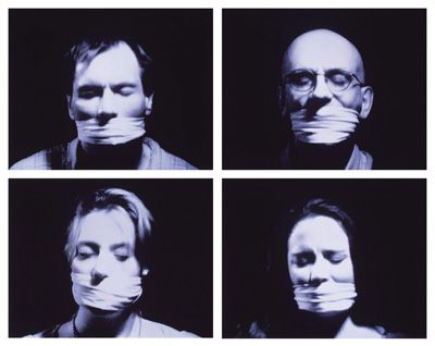 Bill Viola - Hall of Whispers, 1995 - Vidéo à 10 chaînes en noir et blanc projetée sur les murs opposés d'une salle obscurcie;