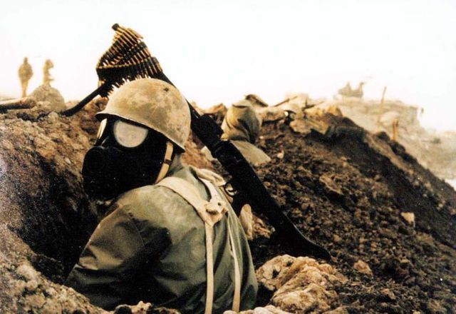 Un soldat iranien portant un masque à gaz lors de la 1ère guerre du Golfe (1980-1988)