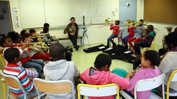 Les CM1 et CM2 s'initient à la pratique des cuivres sous l'enseignement d'Eric Du Faÿ. (© V. Tribot Laspière/France Musique)