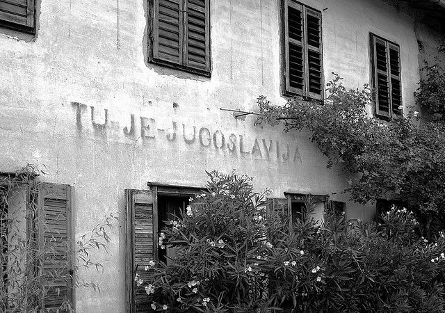 Maison slovène portant l'inscription "Ici c'est la Yougoslavie" datant des années 1945-47