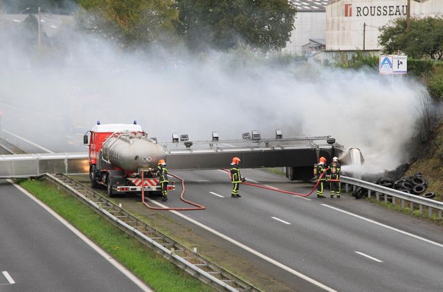 Un portique de contrôle de l'écotaxe qui s'est effondré, à Lanrodec