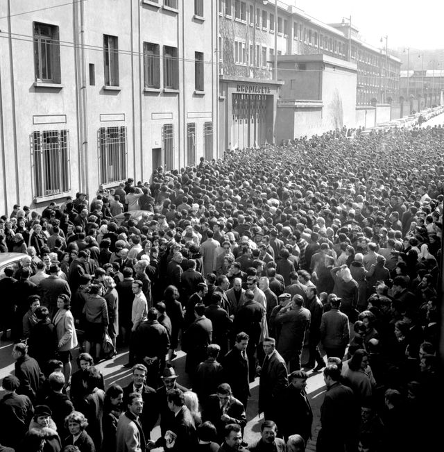 Manifestation des ouvriers en grève de l'usine Rhodicéta de Besançon le 1er mars 1967