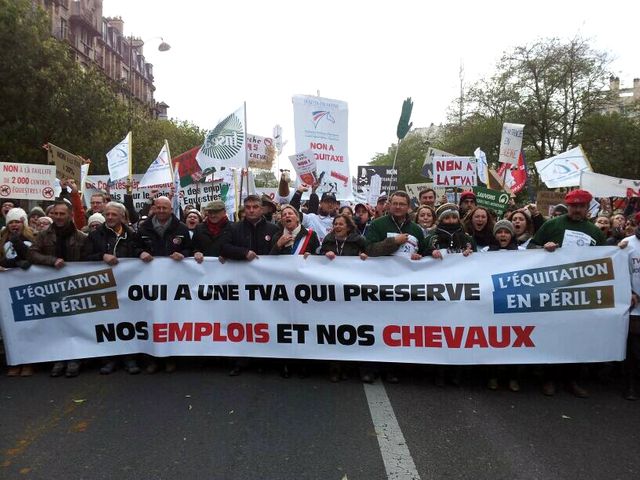 Des milliers de cavaliers à Paris contre la hausse de la TVA