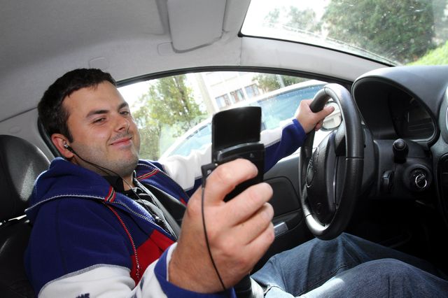 Aménager des aires pour téléphoner : une des idées des automobilistes