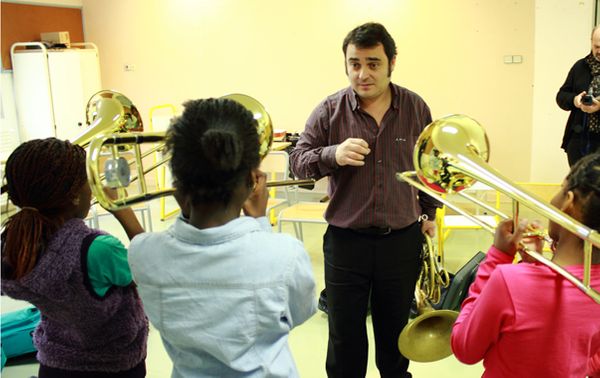 Le corniste Eric du Faÿ fait travailler les trombones. (© V. Tribot Laspière/France Musique)