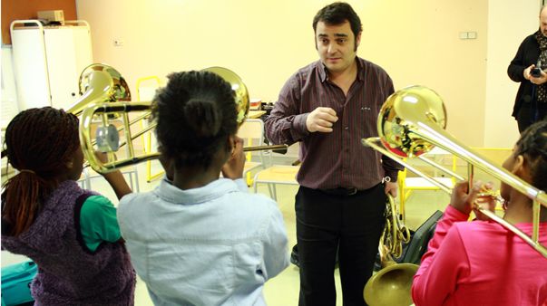 Le corniste Eric du Faÿ fait travailler les trombones. (© V. Tribot Laspière/France Musique)