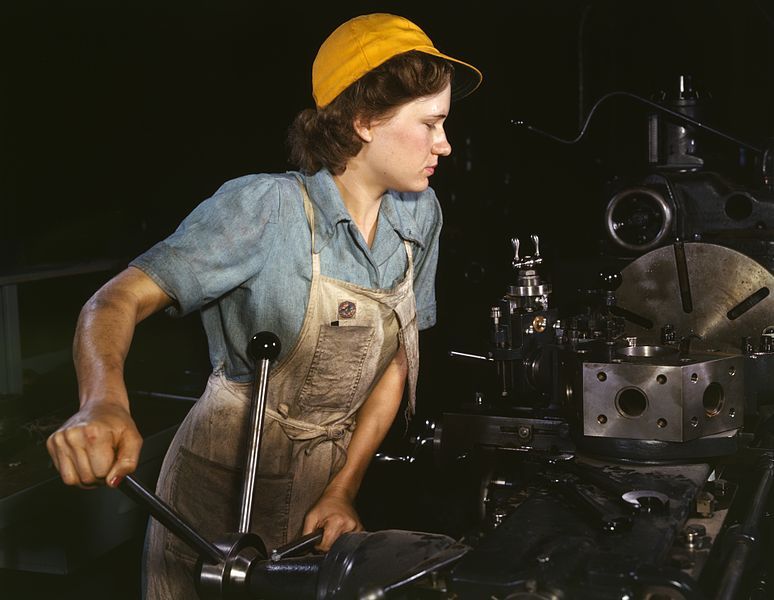Ouvrière usinant des pièces d'avion dans l'usine de Consolidated Aircraft, à Fort Worth,Texas, en 1942.