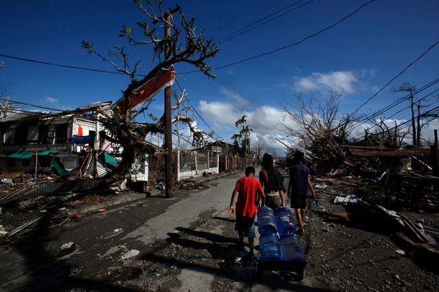 Tacloban, des réfugiés transportent une bonbonne d'eau