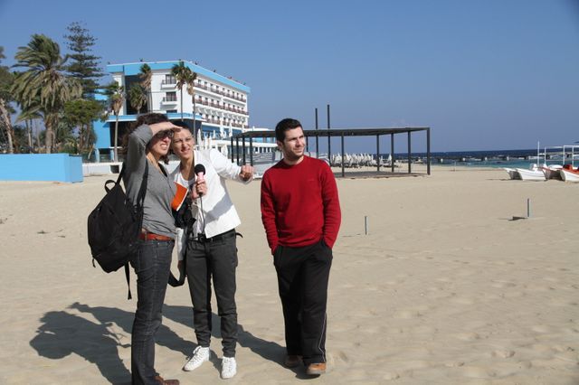 Interview de Yiannis et Ceren sur la plage, avec Caroline Gillet, pour "I like europe" en direct de Nicosie