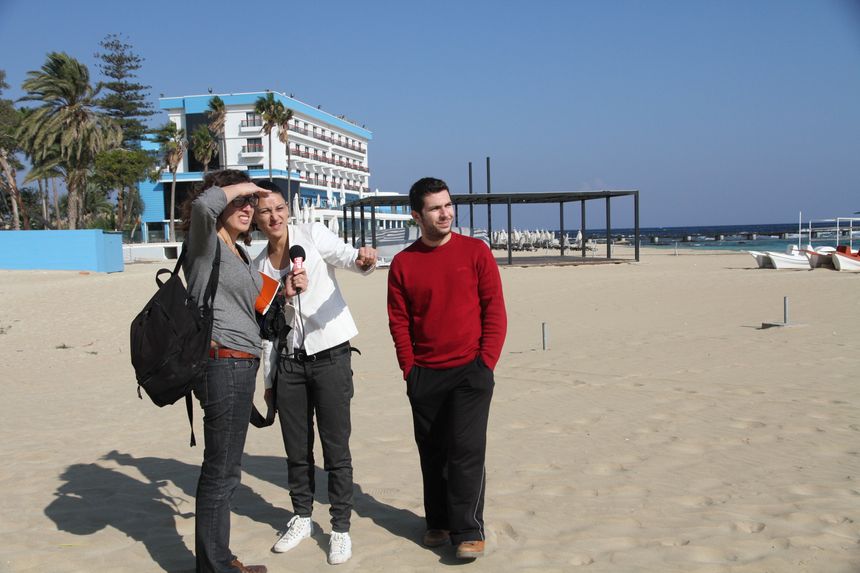 Interview de Yiannis et Ceren sur la plage, avec Caroline Gillet, pour "I like europe" en direct de Nicosie