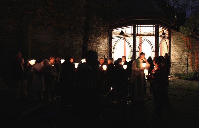 La fin de la procession dans le jardin.