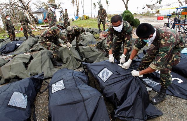 A Tacloban, les sacs mortuaires renferment ceux qui ont étre identifiés