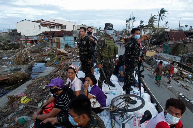 A Tacloban, les soldats américains découvrent une situation désastreuse