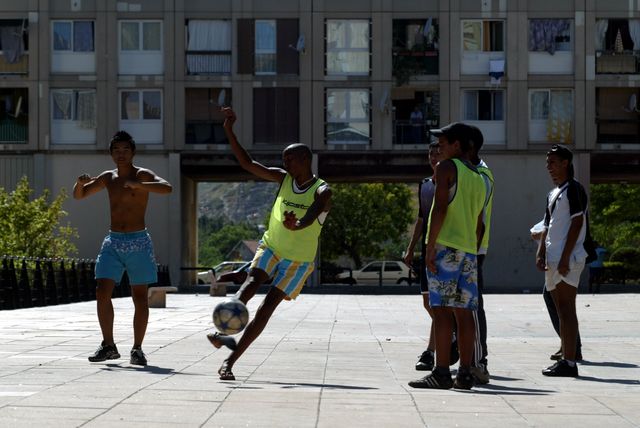 Des jeunes qui jouent au football, au sein de la cité de la Castellane