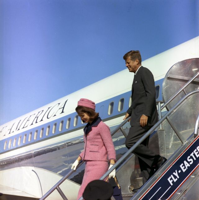 Jackie et John F Kennedy arrive à Dallas