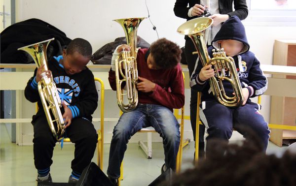 Les jeunes élèves de CM2 découvrent leur tuba. (© V. Tribot Laspière/France Musique)