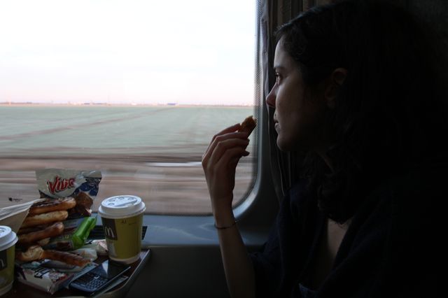 Dans le train, Karin, qui a traduit le reportage