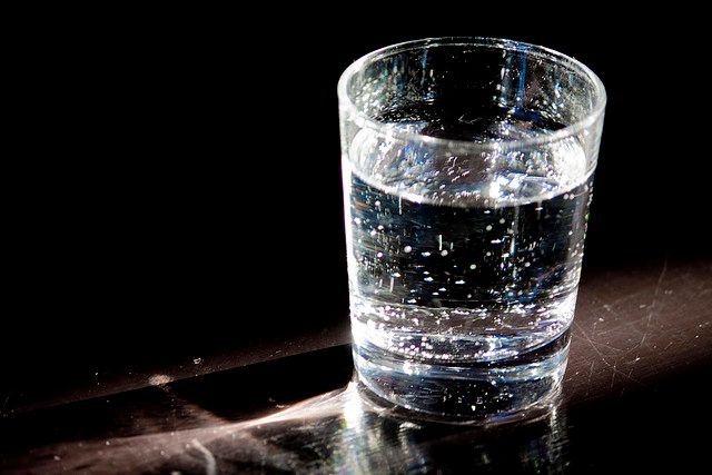Verre d'eau gazeuse