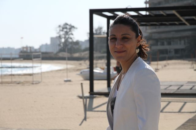 Ceren devant la plage de Famagusta, avec au loin, la ville fantôme