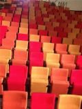 Les 852 sièges du studio 104 relookés avec trois couleurs différentes pour donner un effet "salle remplie" lorsque les orchestres y répéteront. (DR)