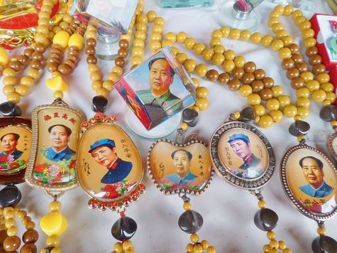 Bracelets, posters, statuettes...de Mao