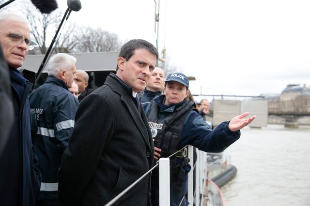 Manuel Valls rend visite à la brigade fluviale parisienne