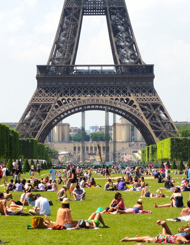 Bain de soleil au Champs de Mars à Paris en 2012