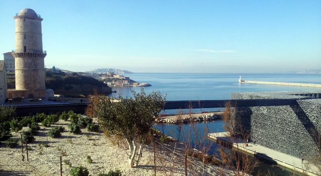 Le Fort Saint-Jean et le MUCEM reliés par une passerelle.