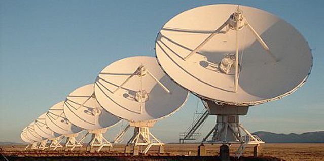 Antennes paraboliques dans le désert au Mexique