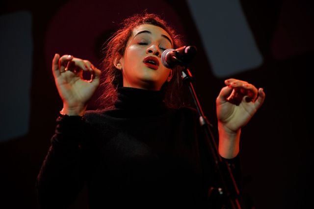 Camelia Jordana accompagne Bertrand Belin pour une reprise de "Les tuileries" de Jacques Douai