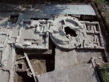 À Cumes, vue aérienne du grand mausolée du Ier siècle avant J.-C