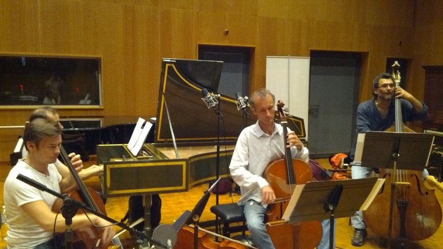 Les basses réunies dans le studio 118