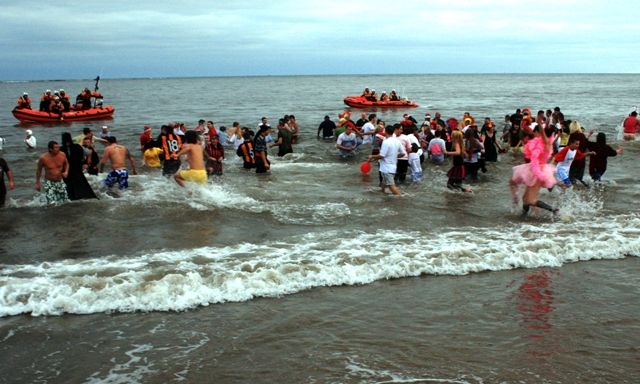 Bain annuel dans la Manche pour le boxing day
