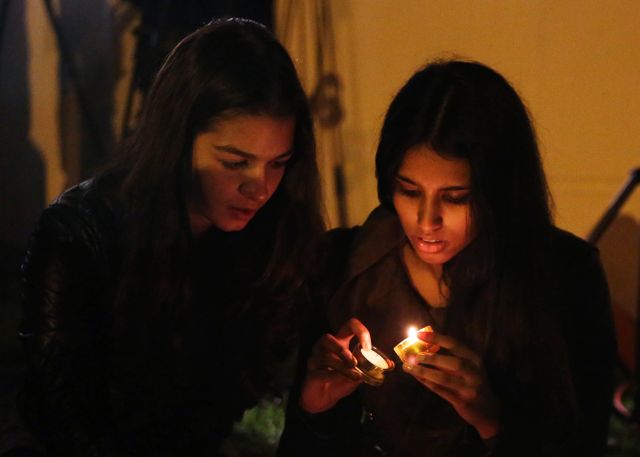 Deux jeunes femmes se recueillent devant le domicile de Mandela à Johannesburg