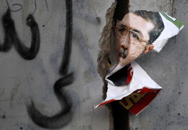 Un poster déchiré de Mohammed Morsi