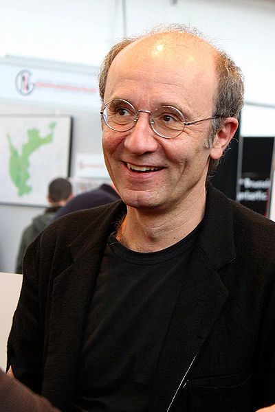 Philippe Geluck sortant d'une séance de dédicace lors de l'édition 2010 de la Foire du Livre de Bruxelles.