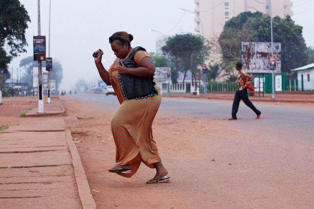 Une femme tente d'échapper aux coups de feu à Bangui
