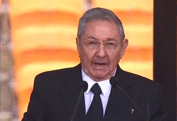 Raul Castro à la tribune du Soccer City Stadiul