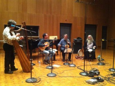 Jordi Savall, le théorbiste Xavier Díaz-Latorre, le percussioniste Pedro Estevan et le harpiste Andrew Lawrence King