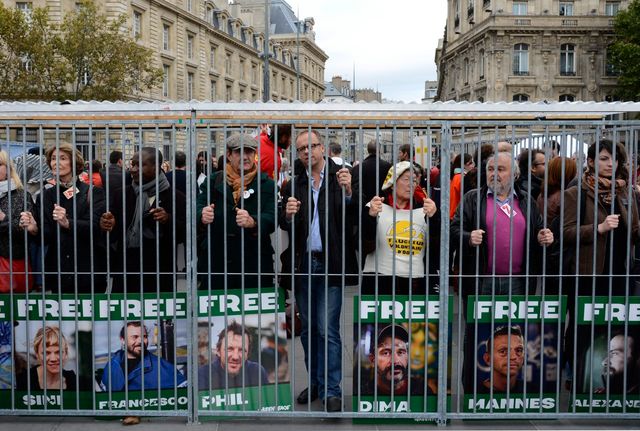 Manifestation de soutien aux 30 militants de Greenpeace, à Paris le 31 octobre 2013