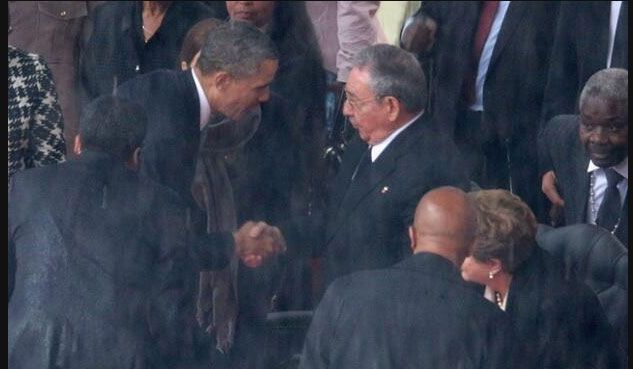Poignée de main entre Barack Obama et Raul Castro