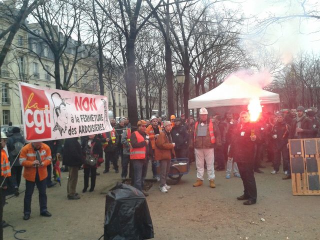 Manifestation des Ardoisiers de Trélazé à Paris aux Invalides