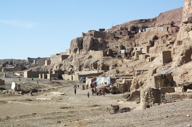 Habitants pauvres de Bamyan installés dans des maisons troglodytes