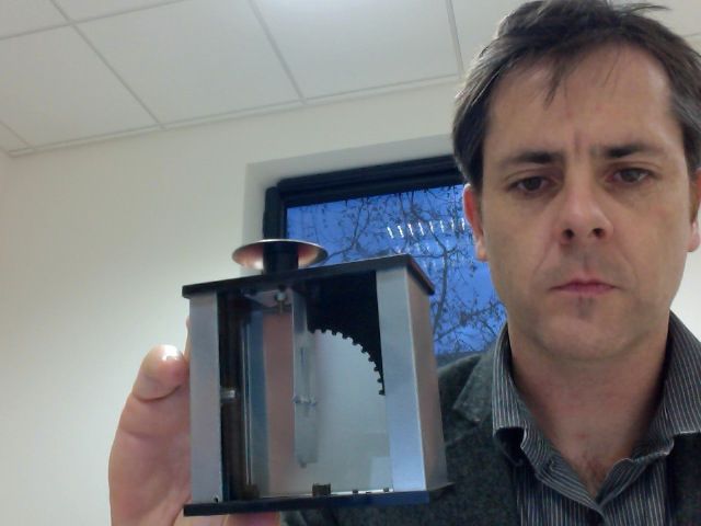 Simon Meyer avec un électroscope