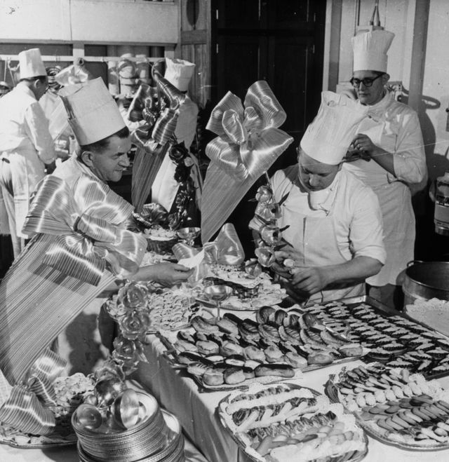 préparation des pâtisseries dans les cuisines à bord du paquebot France