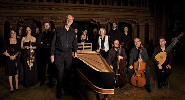 L'Ensemble Il Complesso Barocco et son fondateur Alan Curtis, au centre.