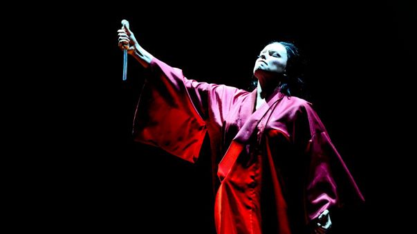 Tatiana Monogarova dans le rôle de Madame Butterfly de Puccini au moment où elle met fin à ses jours. (© Sumaya Hisham/Demotix/Corbis)