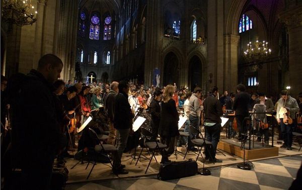 Lors de la répétition générale de ce mardi, les musiciens observent une minute de silence à la mémoire de Claudio Abbado, hommage souhaité par celui qui fût son protégé, Gustavo Dudamel. (© Twitter @RCTVenlinea)