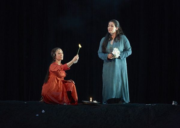 Acte I : Lakmé (Sabine Devieilhe) et Mallika (Élodie Méchain), le Duo des Fleurs. © Pierre Grosbois